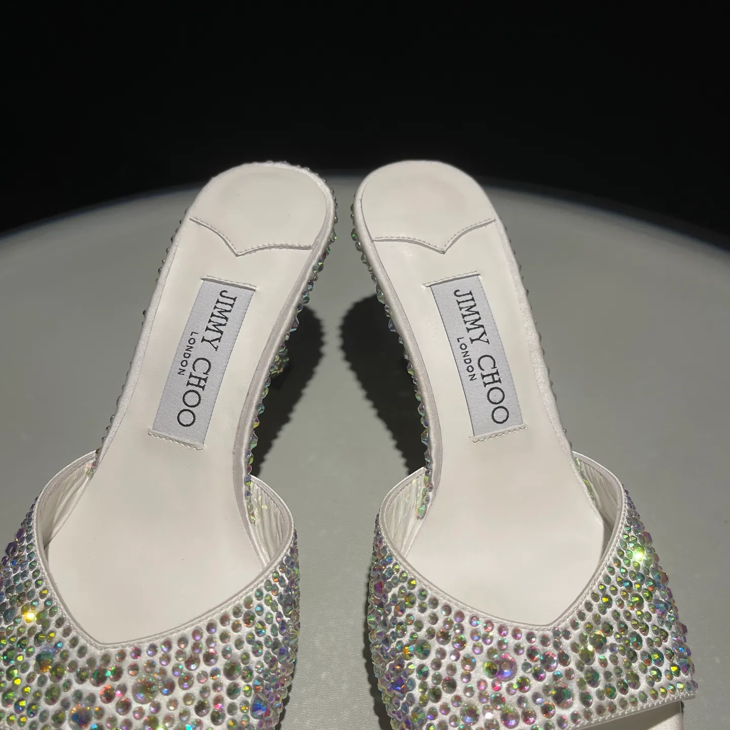 👟👟Ex-factory price 640👟👟 JIMMY CHOO A pair of high heels that can conquer all men👠Easy to wear and versatile, a must-have item for the annual meeting🥂Bilng Bilng is so beautiful that no one can breathe. Material: silk hot diamond gradient champagne color🍸Sheepskin lining Italian leather outsole 2 colors for sale: champagne white Size: 34-40 (41 42 43 (Customized)) Height 7cm, packed at the same time at the counter!